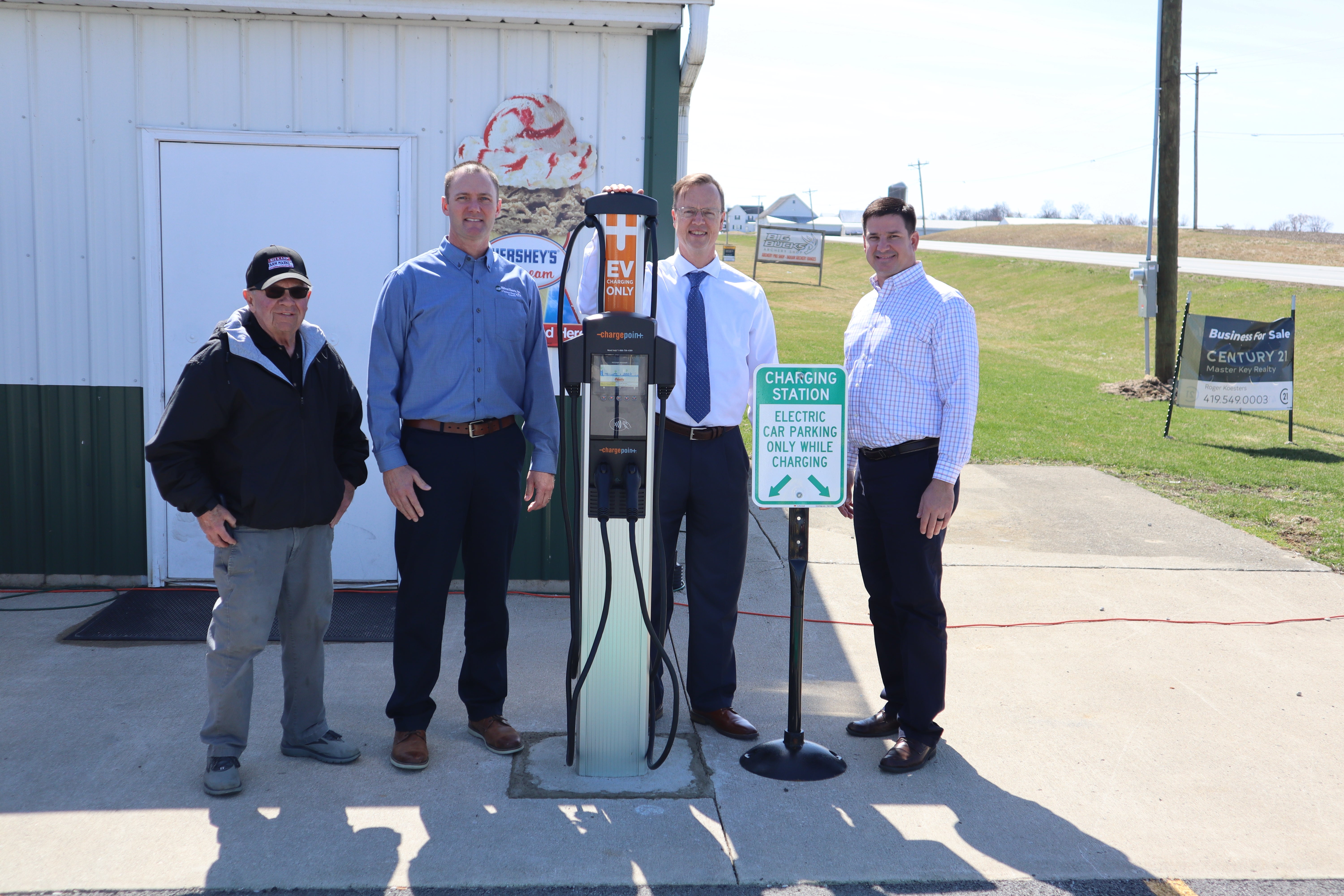 Midwest installs EV charger at NIekamp Farm Market