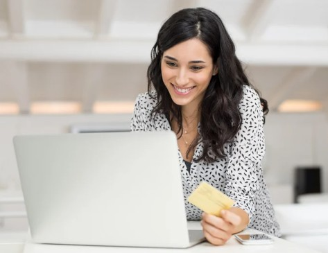 Women paying bill